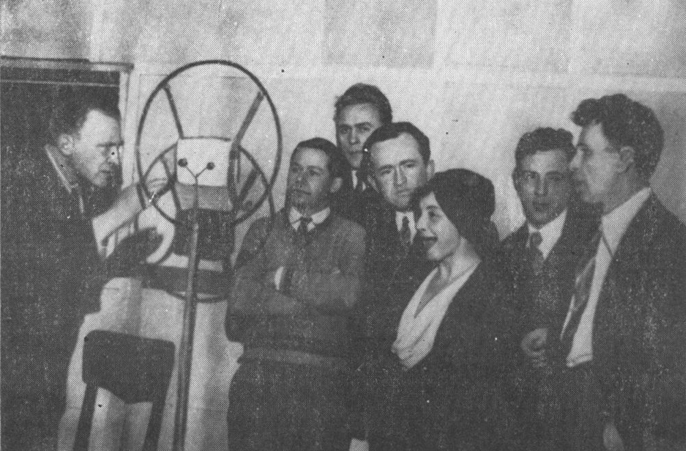 М.А. Булгаков (у микрофона) и актеры МХАТ в радиопостановке «Пиквикского клуба» 27 декабря 1934 г.