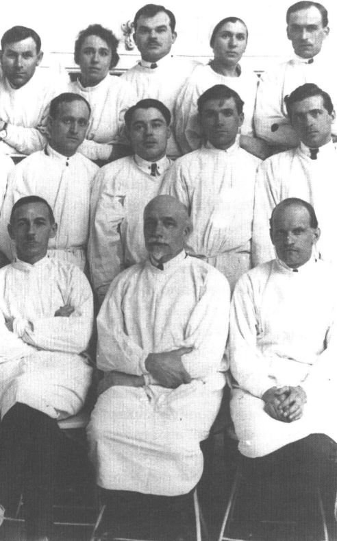 А.В. Мартынов со своими ассистентами и студентами. Середина 1920-х г.