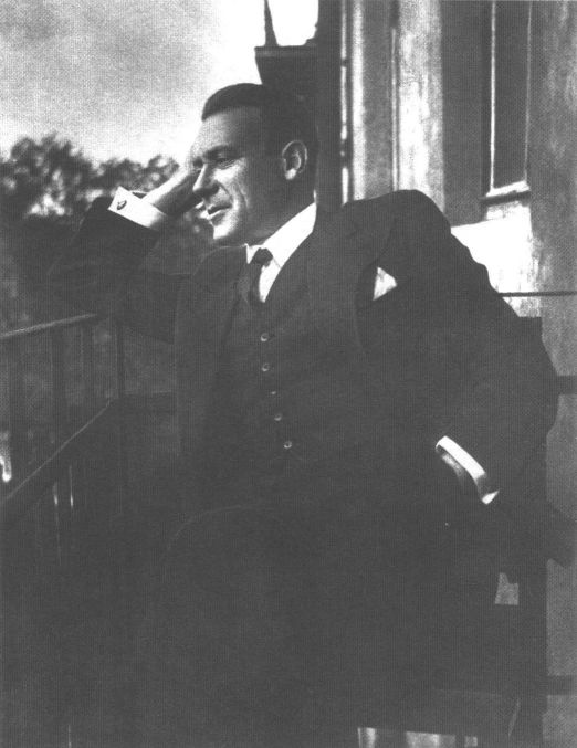 М. Булгаков на балконе в Нащокинском переулке. Апрель 1935 г. Фото Наталии Ушаковой