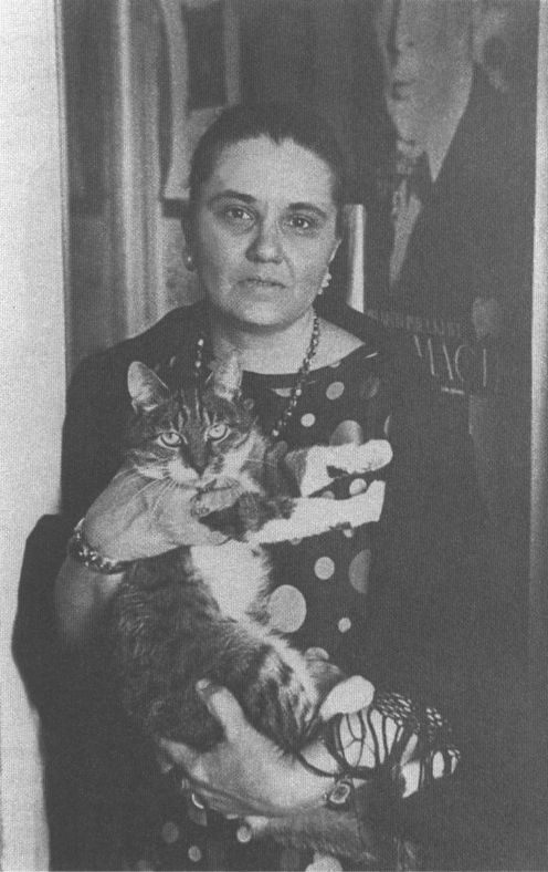С кошкой Любашей. Фото из архива Елены Монаховой