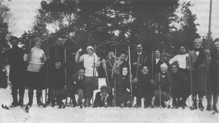 На лыжной вылазке с артистами МХАТа. 1928 г.