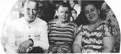 Евпаторийские родственники Булгакова: А.В. Ткаченко, его жена и их дочь Л.А. Минакова. 1960-е годы