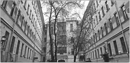 Двор дома на Большой Садовой, где жил Булгаков и бывал в гостях у друзей Сергей Есенин. Современный вид