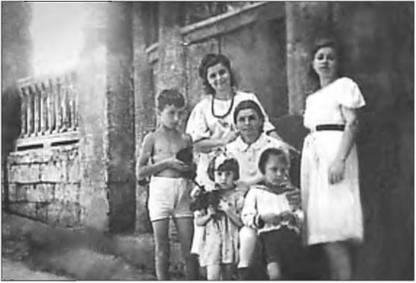 Вскоре после войны 1941—1945 гг. Снимок сделан около террасы дома № 12 по ул. Урицкого