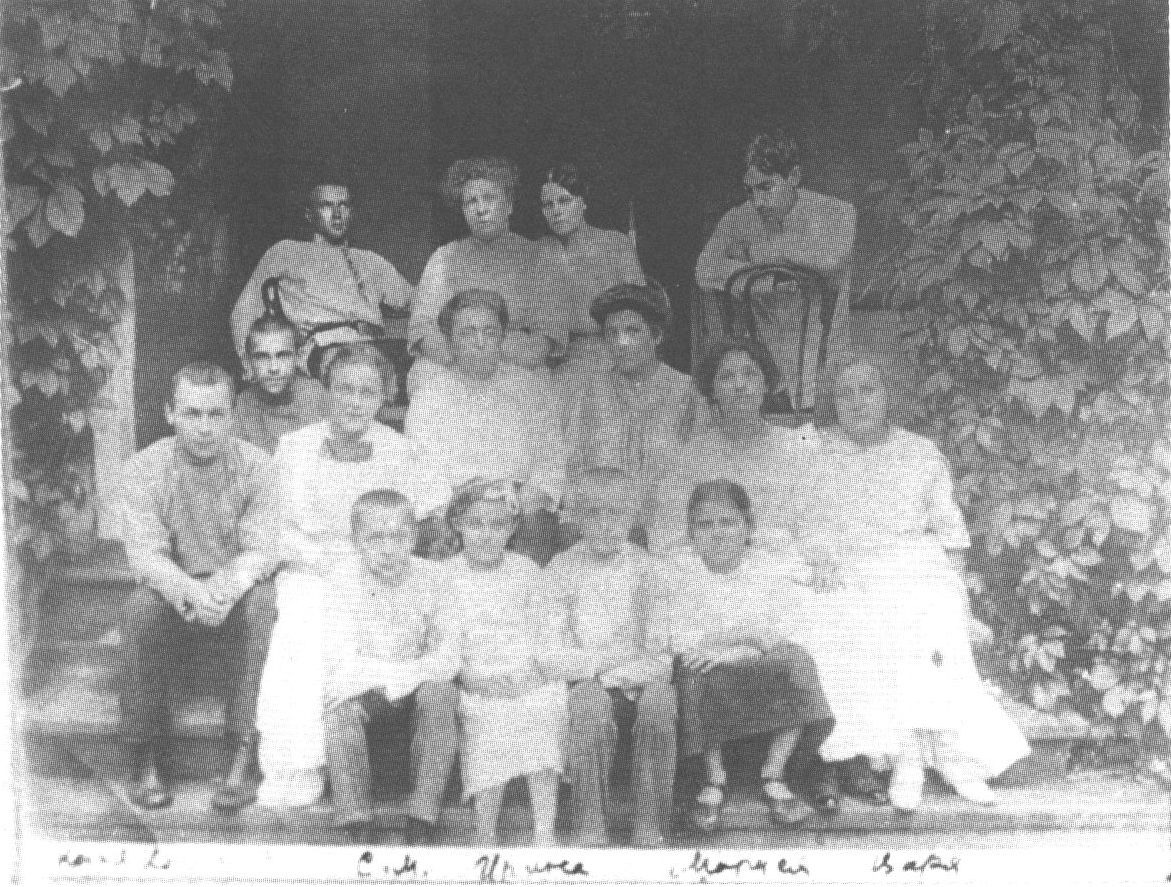 Булгаковы, их родственники и друзья на даче. В верхнем ряду сидят: Михаил, Варвара Михайловна, Таня Лаппа. 1912 г.