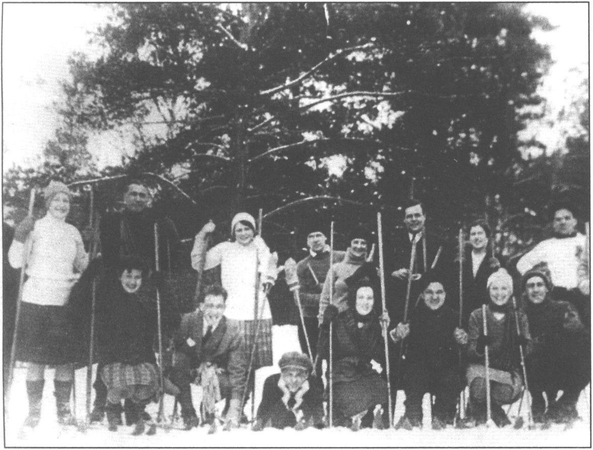 Группа актеров МХАТа на лыжной прогулке. В центре стоят М. Булгаков и Л. Белозерская. 1928 г. (?)