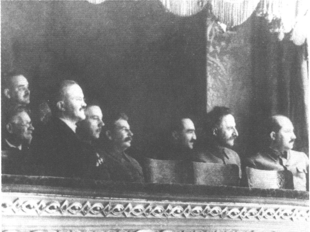 Члены Политбюро в театральной ложе. 30-е годы