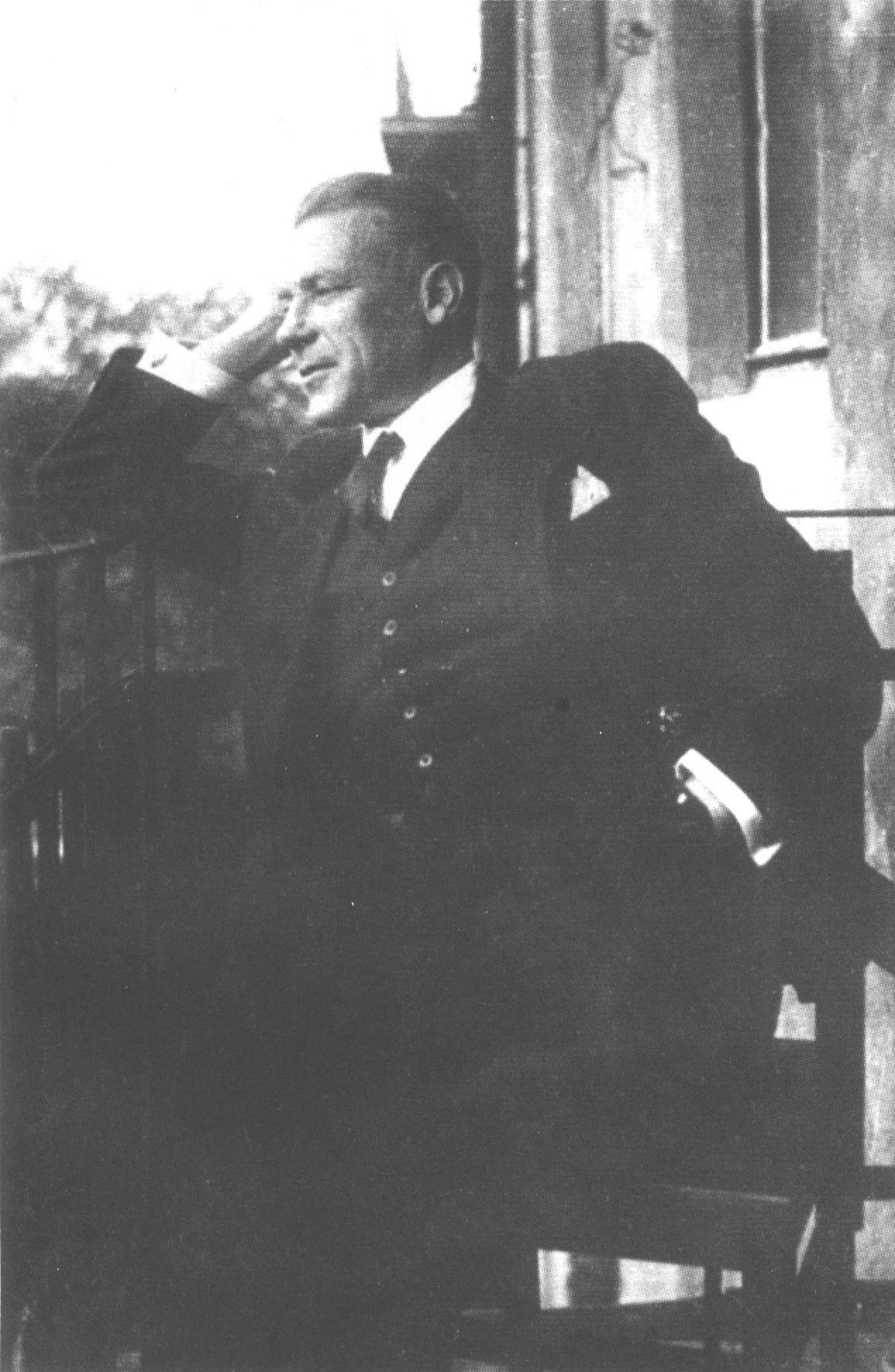 М. Булгаков на балконе своей квартиры. 1934 г.