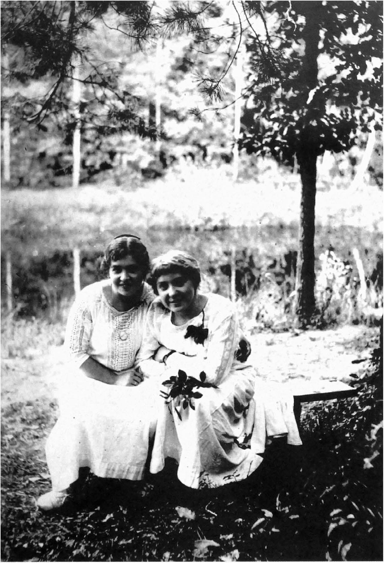 Вера и кузина Оля Позднеева у пруда в Буче, 1915 г.