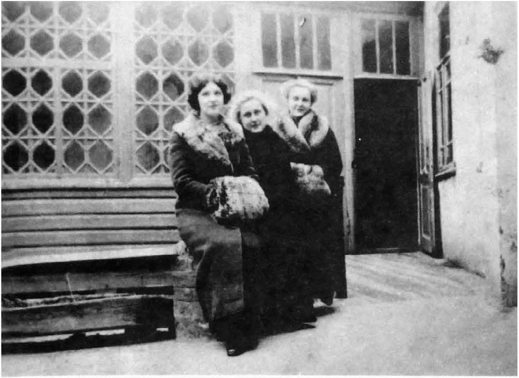 Слева направо: сестры Надя, Варя и подруга Мурка во дворе городского дома в Киеве
