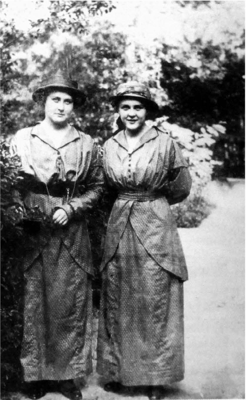Варя (слева) и Надя в саду в Буче