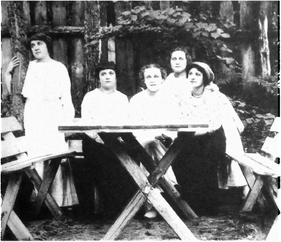 На Пасху: (слева направо) Вера (стоит); сидят Мурка Герман, Надя, Варя, Койка (подруга-болгарка)