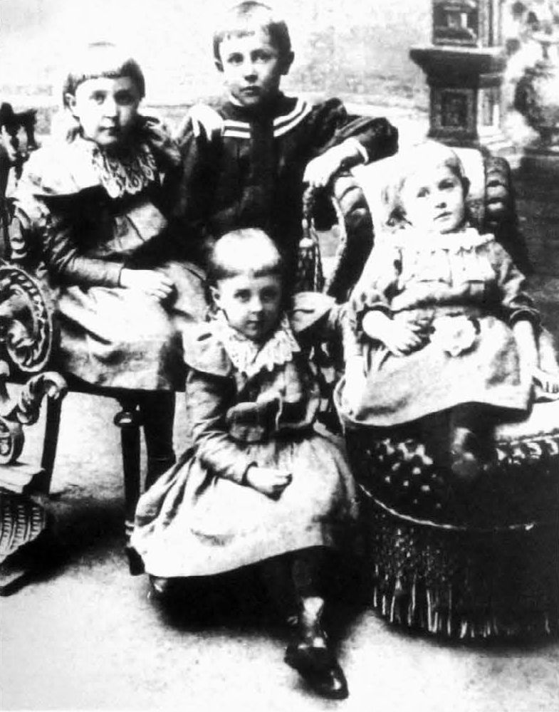 Старшие дети Булгаковых: вверху Вера (слева), Миша (рядом), внизу — Надя и Варя