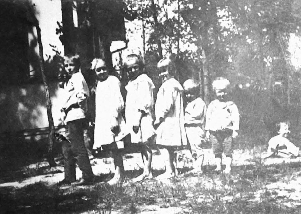 «Босоногая команда» — все дети босиком на даче в Буче: (слева направо) Миша, Вера, Надя, Варя, Коля, Ваня, Леля (сидит)