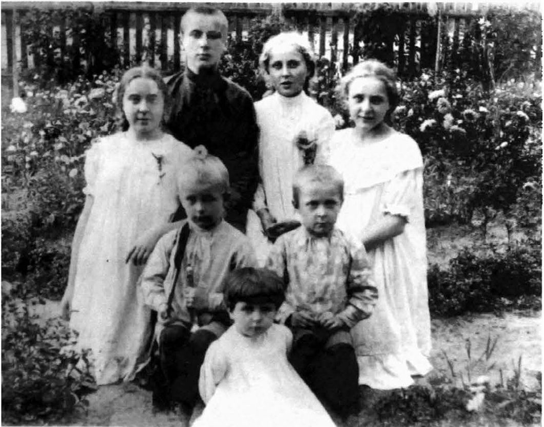 Все дети в цветнике в Буче: (верхний ряд) Миша, Варя, Надя; (средний ряд) Вера, Коля, Ваня; внизу — Леля. Начало 1900-х годов