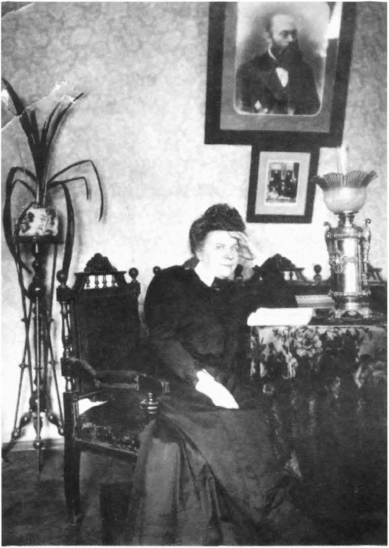 В.М. Булгакова в трауре в Киевской гостиной под портретом мужа. 1907 г.