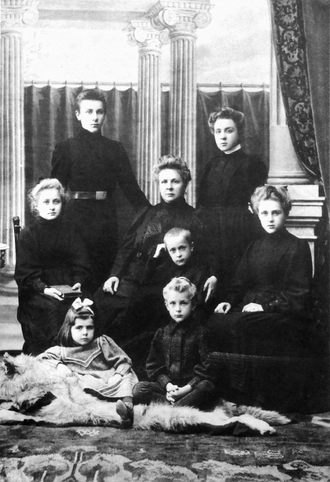 Вся семья в трауре после смерти отца: (слева направо, сверху вниз) Миша, Вера, Варя, мать с Колей, Надя; внизу сидят Леля и Ваня