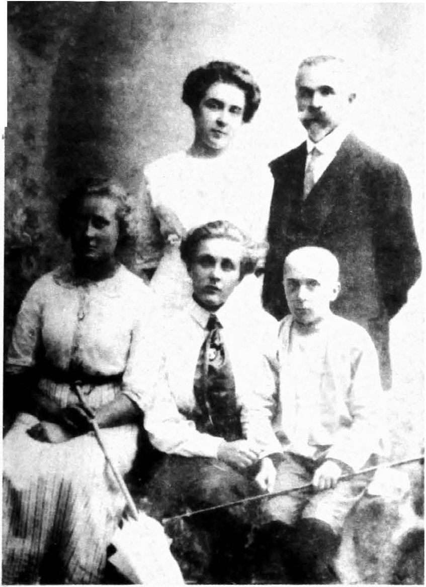 Фотография с надписью внизу: «(Сидят) Варвара, Надежда и Николай Булгаковы. (Стоят) Вера Булгакова и Николай Михайлович Покровский. Ессентуки в 1913 г.»