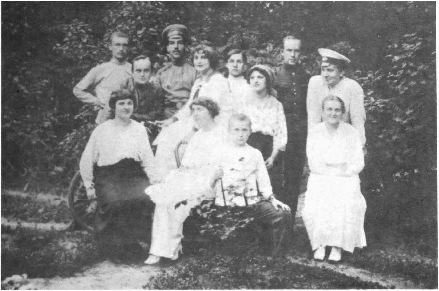 Группа молодежи в Буче. В центре сидят Вера и Коля; справа — Надя. Друзья и подруги
