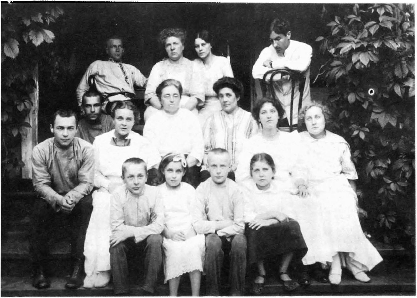 В Буче (слева — направо). Верхний ряд: Миша, мама, Тася, Борис Богданов; средний ряд: Надя, Муик, Койка, Варя (крайняя); нижний ряд: Коля, Ваня и Леля. Друзья и подруги