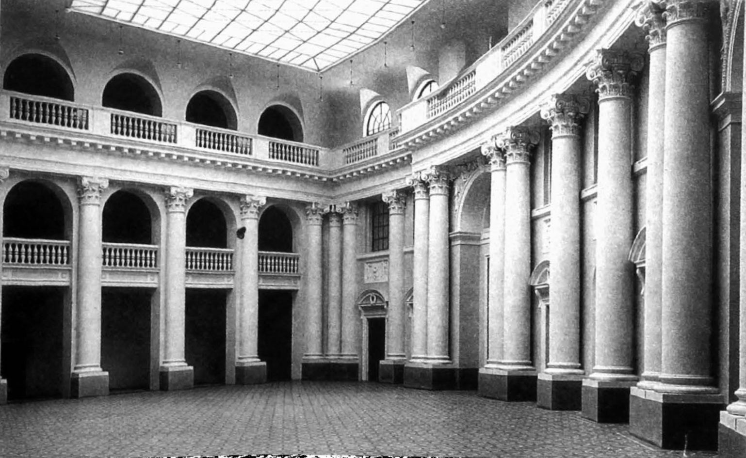 Зал с колоннадой в здании Московских Высших Женских курсов на Большой Пироговке, на которых училась Надя Булгакова с 1912—1916 гг.