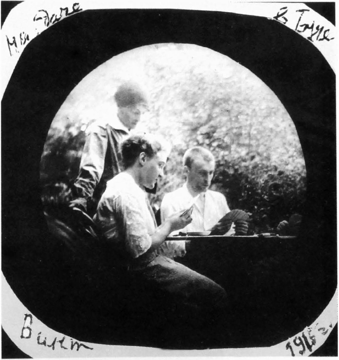Винт: любимая игра молодежи. Играют: Тася (стоит), Надя и Миша. 1915 г.
