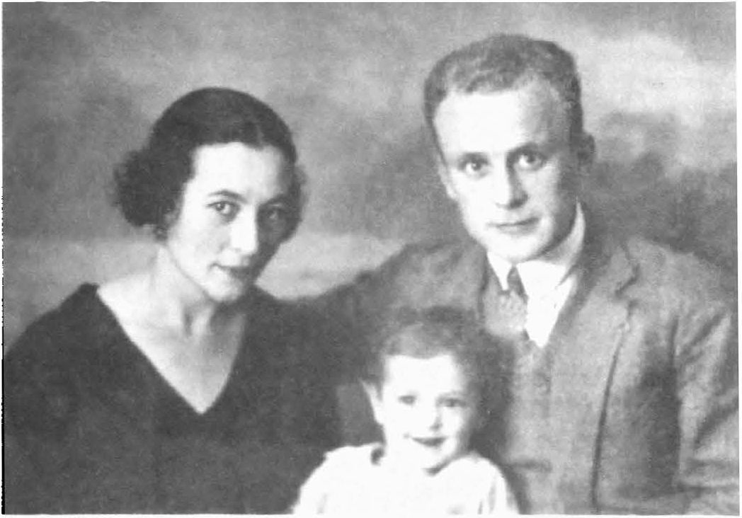 Иван Афанасьевич Булгаков с женой Натальей и дочерью Ириной, Варна, 1/XII 1921 г.