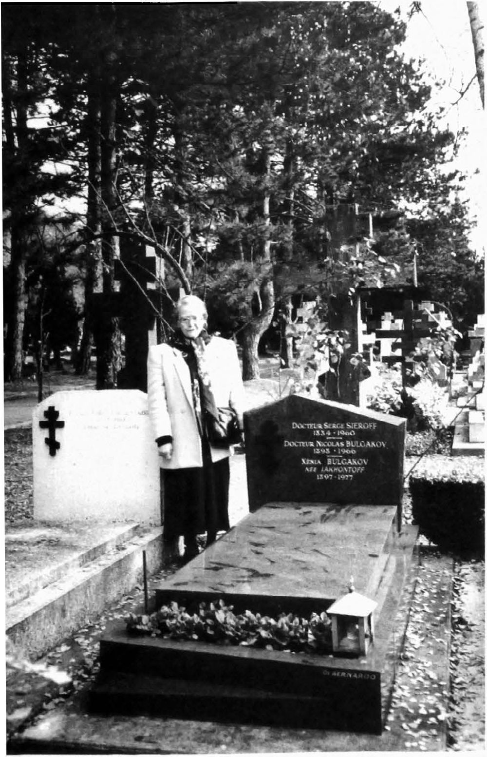 Могила Н.А. Булгакова на кладбище Sainte Geneviève de bois под Парижем. Стоит племянница (дочь сестры Надежды) Елена. Фото 1996 г.