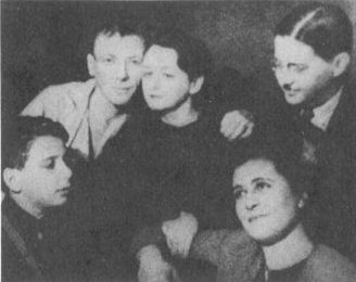 Женя Шиловский, М.А. Булгаков, Е.С. Булгакова, П. С, Попов, М А. Чемишкиан. 1940 г.
