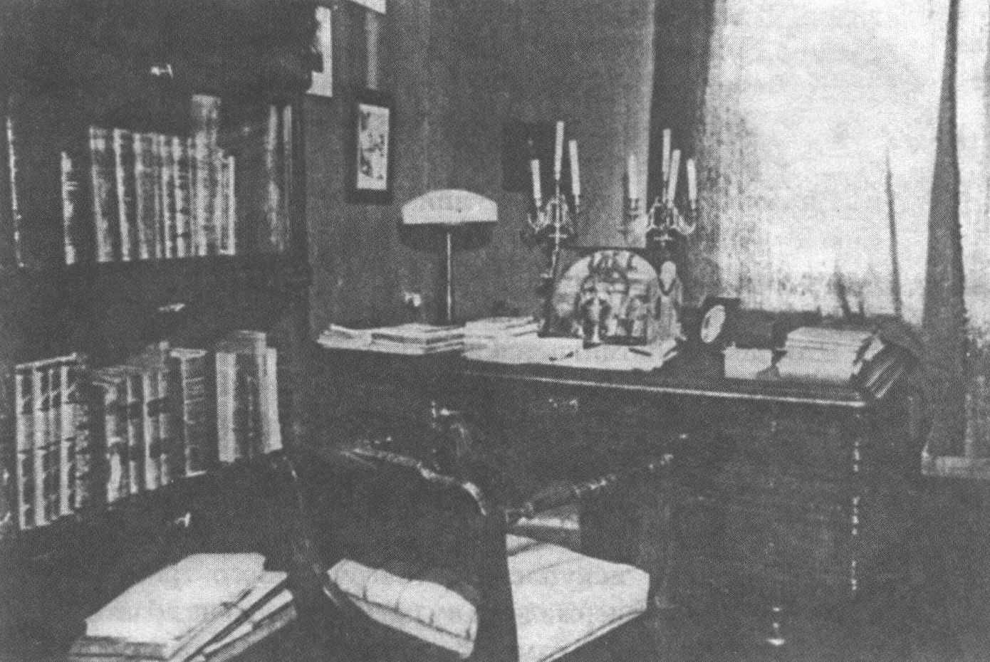 Кабинет в квартире Булгакова в Нащокинском переулке, где писатель провёл последние годы жизни