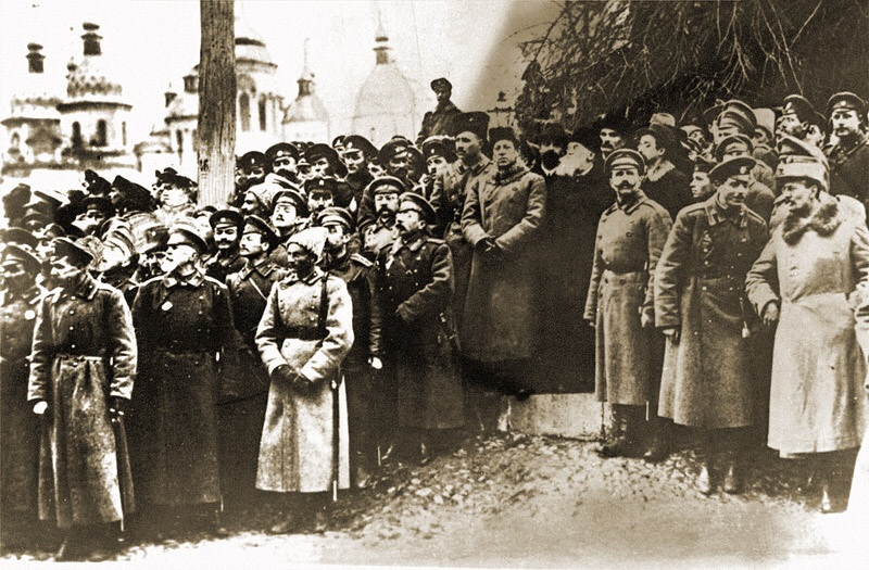 Митинг на Софийской площади. В центре — Симон Петлюра, Владимир Винниченко, Михаил Грушевский. Октябрь 1917 года