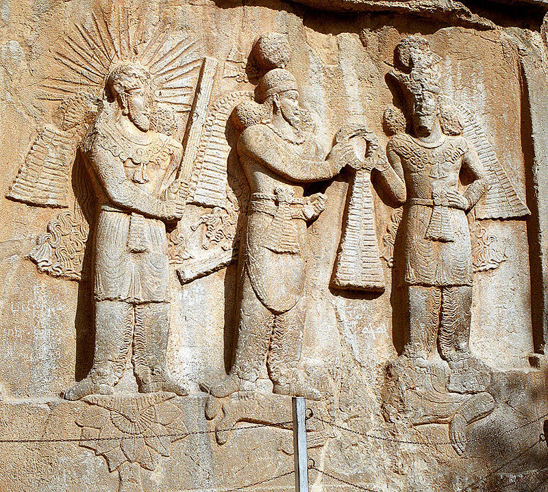 Митра (слева) и Ахура Мазда (справа) на коронации Ардашира (в центре)