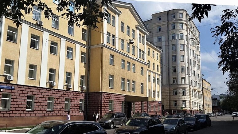 Здание бывшего студенческого общежития на ул. Малая Пироговская, 18