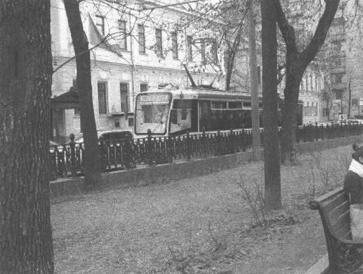 Вид на проходящий трамвай со стороны Чистопрудного бульвара