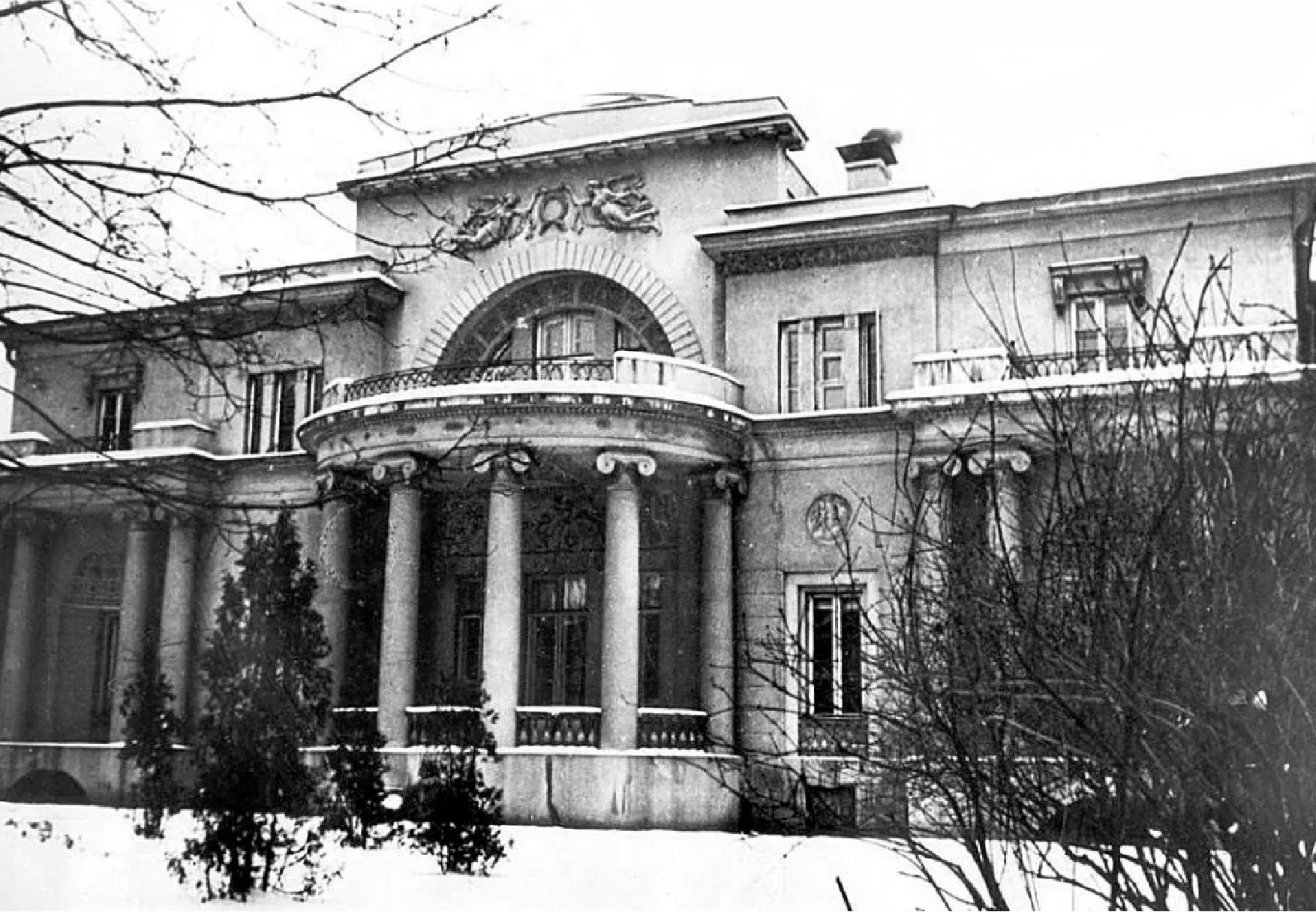 Спасопесковская площадь. Бывший дом купца Второва. С 30-х гг. здесь размещалась резиденция американского посла