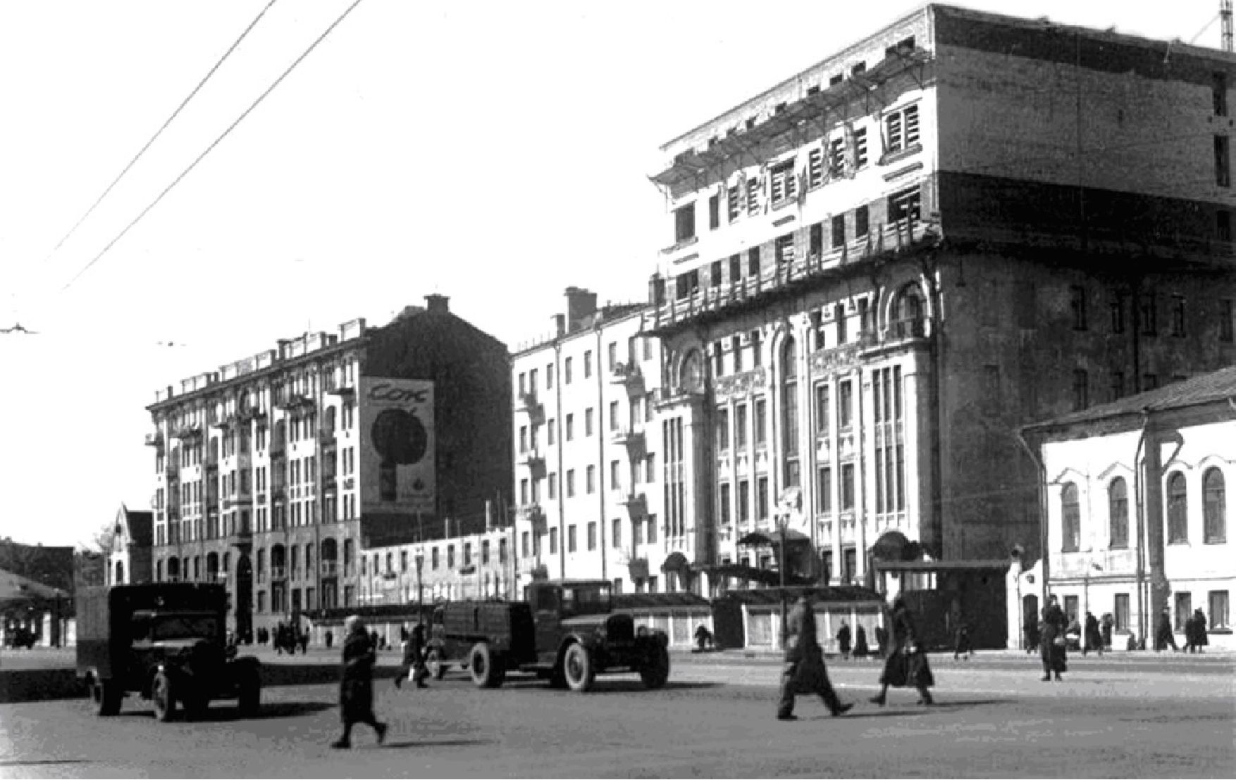 1940 г. Идёт реконструкция бывшего дома Чижиковой. На асфальте две едва заметные светлые полосы — возможно, это трамвайные рельсы. Слева от фотографа — Малая Бронная