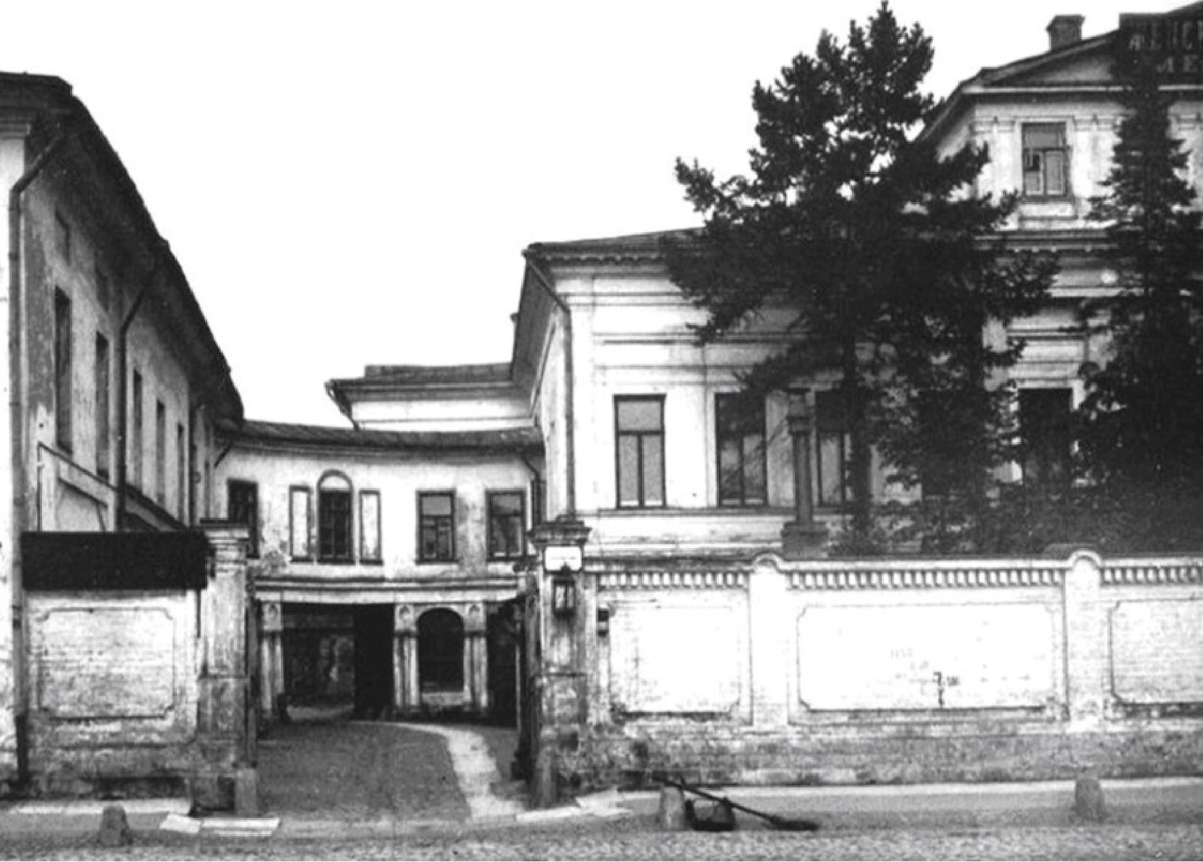 1925 г. Дом № 46, Большая Никитская улица. Здесь находилась школа, в которой Надежда Земская работала директором