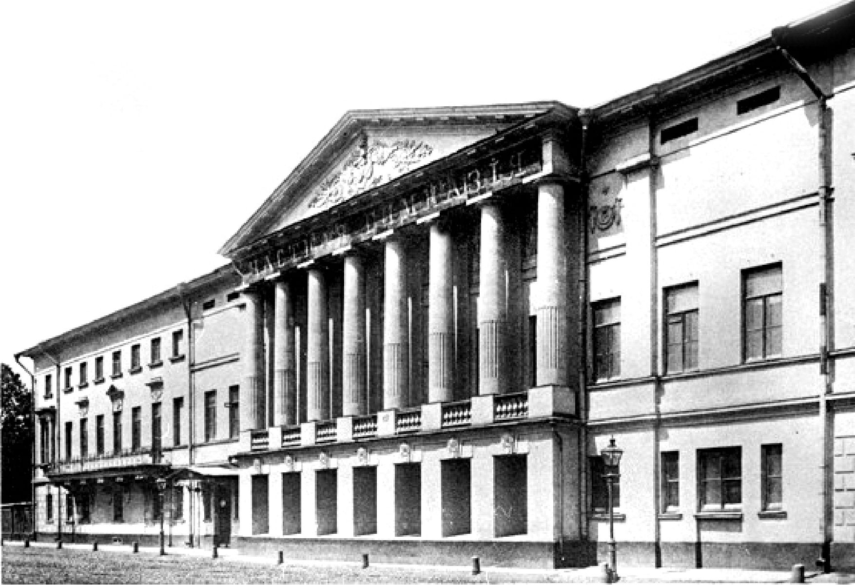 1914 г. Дом № 32 по Пречистенке — Поливановская гимназия. В 1920-х гг. здесь жил Борис Шапошников