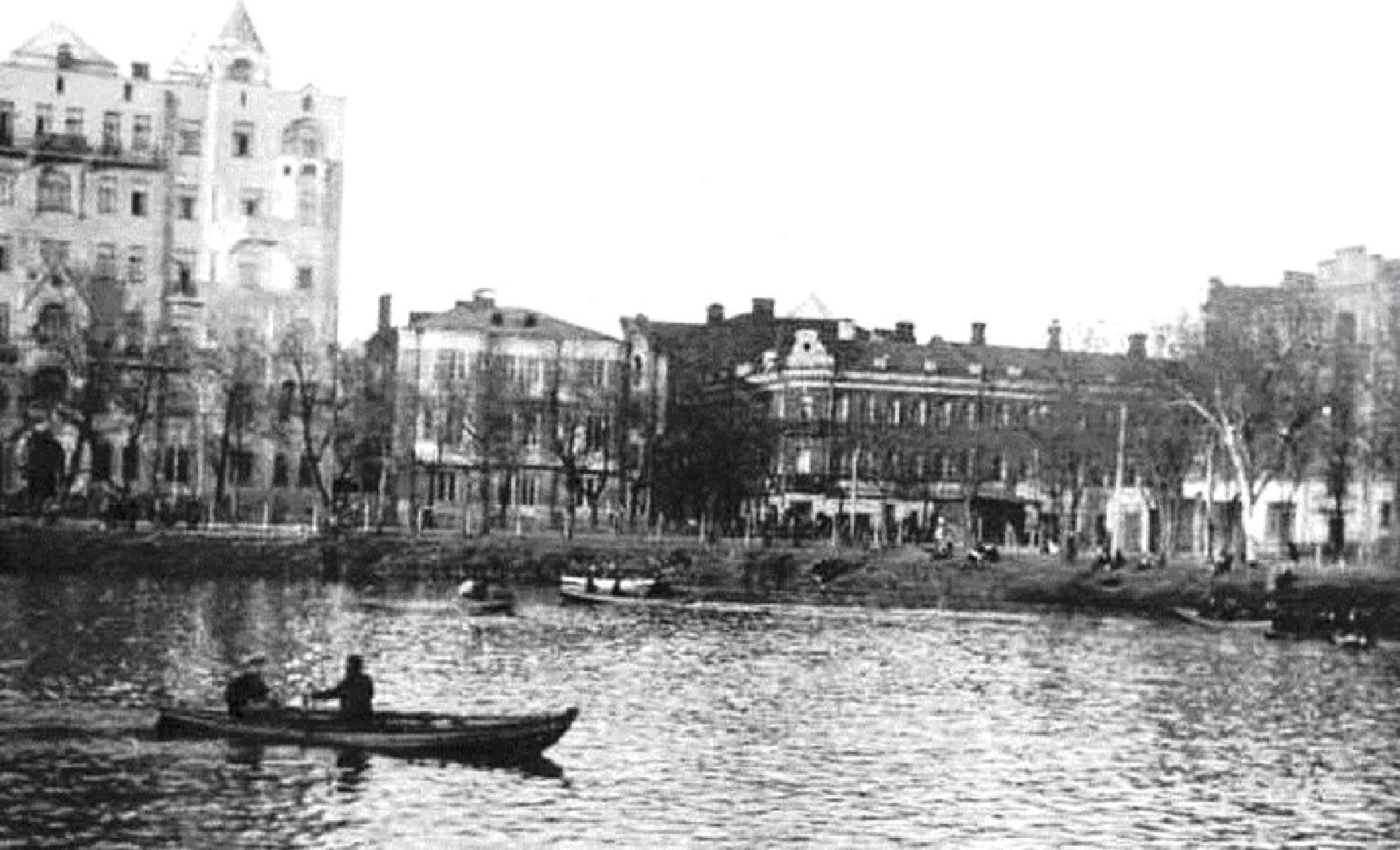 1927 г. Патриарший пруд. Вид в сторону Малого Козихинского переулка. Слева на заднем плане — бывший дом Вешняковых