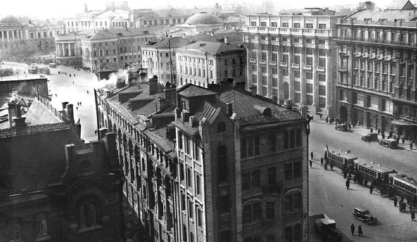 1936 г. Вид из гостиницы «Москва» на будущую Манежную площадь. Справа — гостиница «Националь» и американское посольство