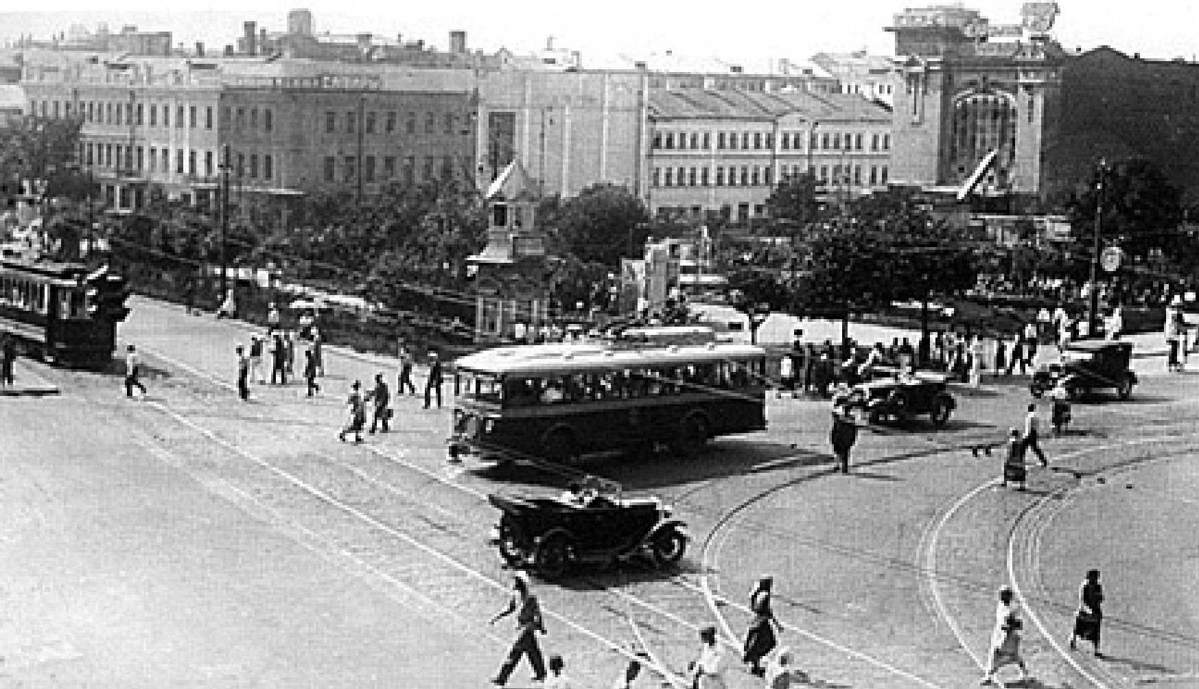 1930-е гг. Слева, в начале Большой Садовой — театр Сатиры. Справа — кинотеатр «Межрабпом»