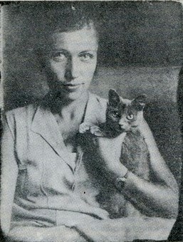 Наталия Ушакова с Мукой — кошкой Михаила Булгакова. 1927