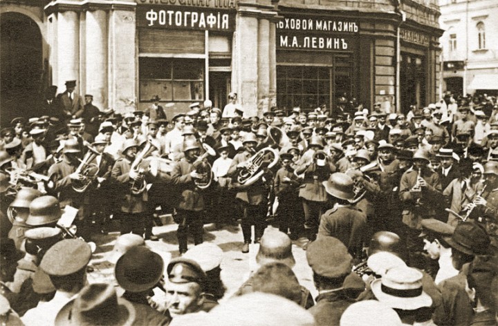 Немецкий военный оркестр у здания городской думы. Май 1918 года