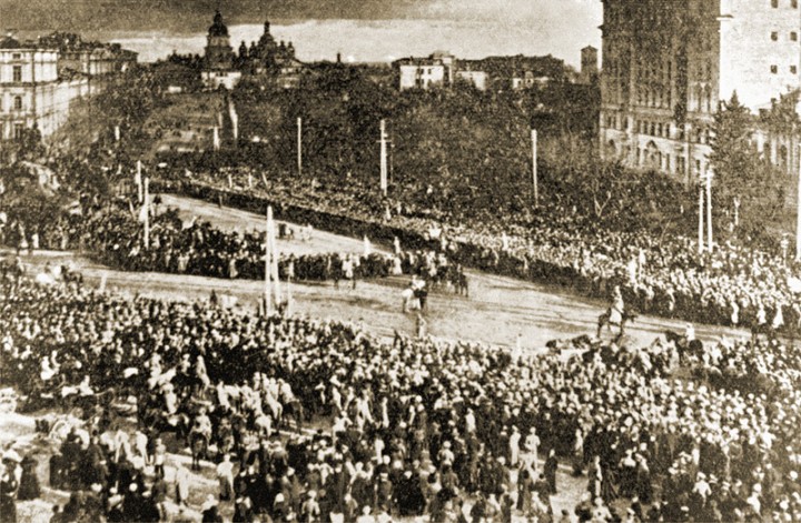 Торжественное объявление на Софийской площади Универсала о соборности Украины. 22 января 1919 года
