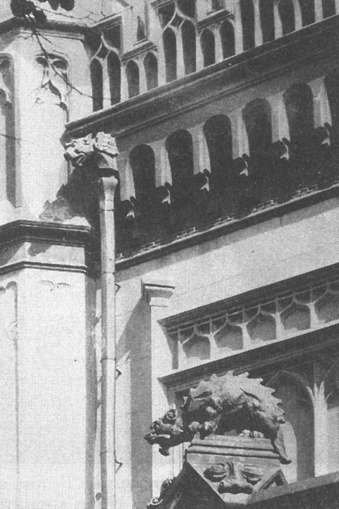 Химера над входным порталом. Фото из архивных фондов Департамента культурного наследия города Москвы, 1980-е гг.