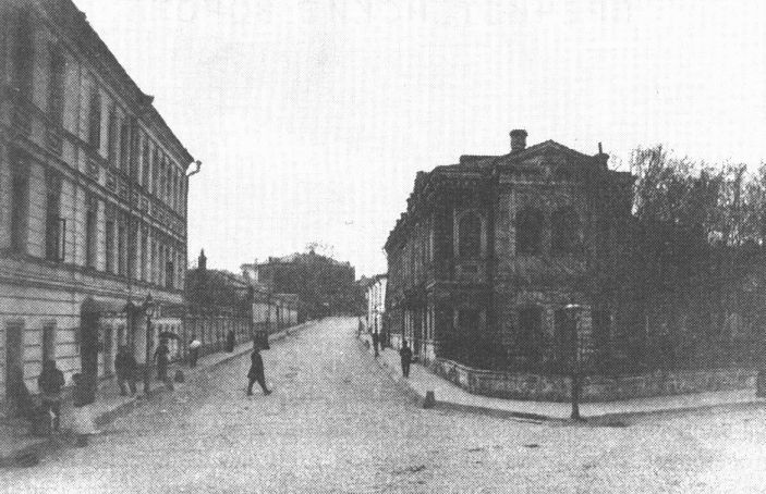 Вид на Гагаринский переулок с Пречистенского бульвара (справа — дом Секретарёва). Фото из собрания Э.В. Готье-Дюфайе из фонда ЦИГИ, 1913 г.