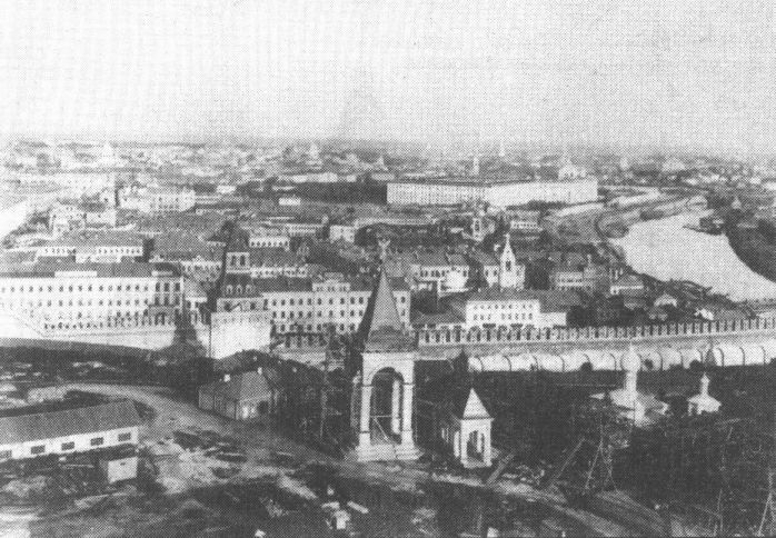 Строительство мемориала в Кремле (рядом части макета в натуральную величину). Фото из собрания Э.В. Готье-Дюфайе, 1895—1896 гг.