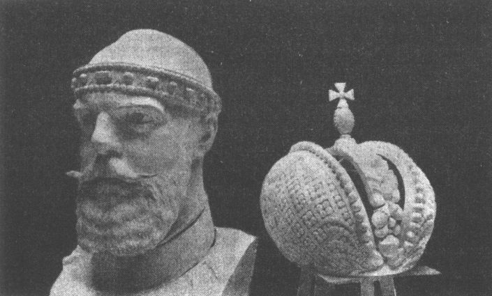 А. Опекушин. Гипсовые модели головы и короны для памятника Александру III. Фото из журнала «Искры», 1912 г.
