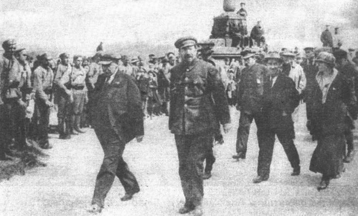 В.И. Ленин и члены Политбюро на закладке памятника освобождённому труду, 1920 г.