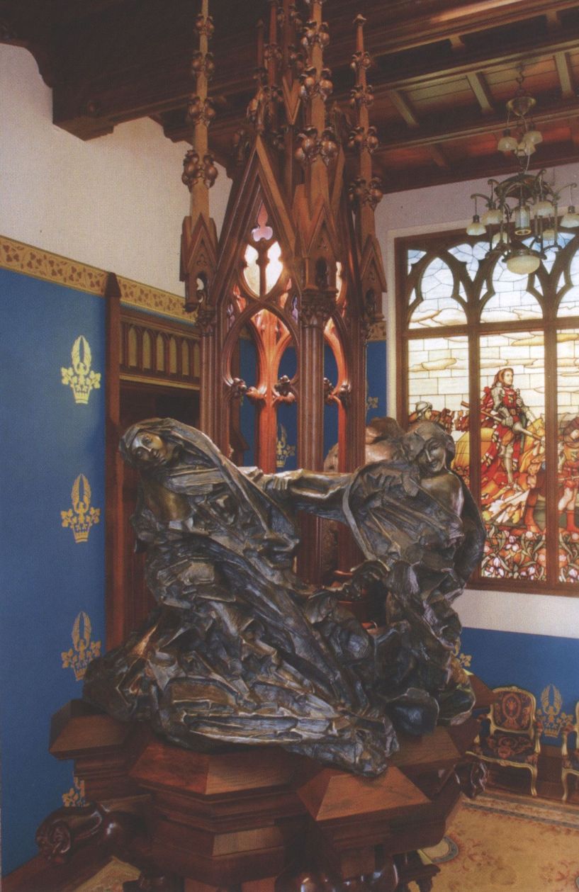 Светильник у основания парадной лестницы. Круговая скульптурная группа «Роберт и монахини» работы М.А. Врубеля (бронза)